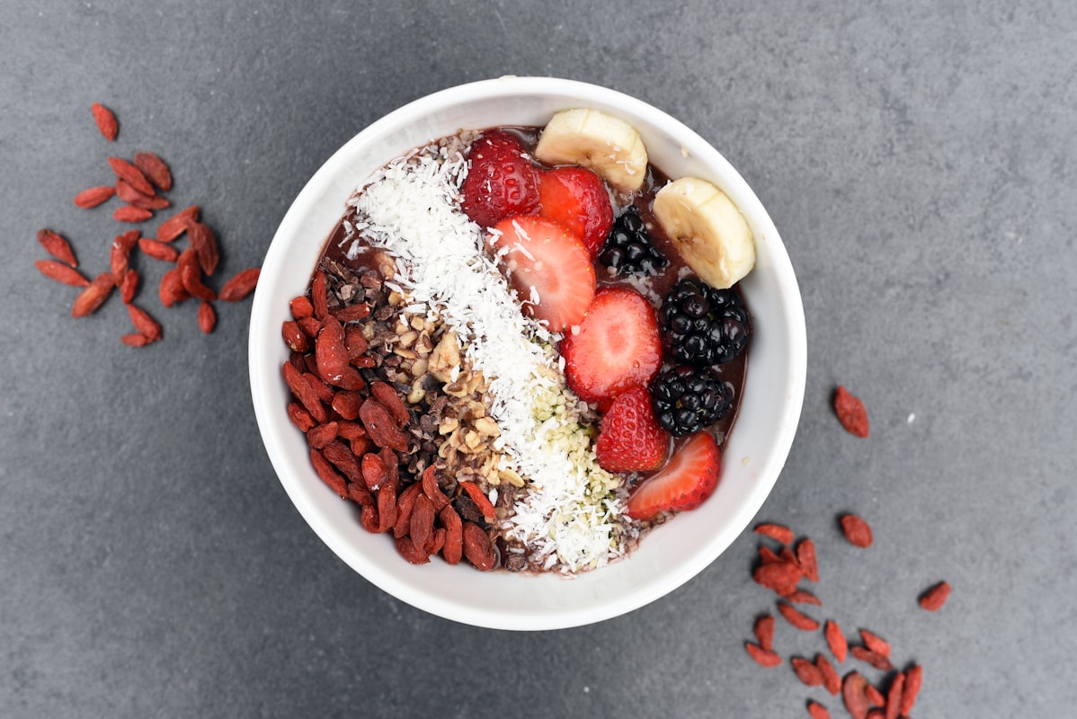 Frische Superfoods wie Beeren, Blattgemüse und Nüsse